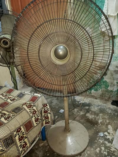 pedestal fan hai aur koper ka ok hai