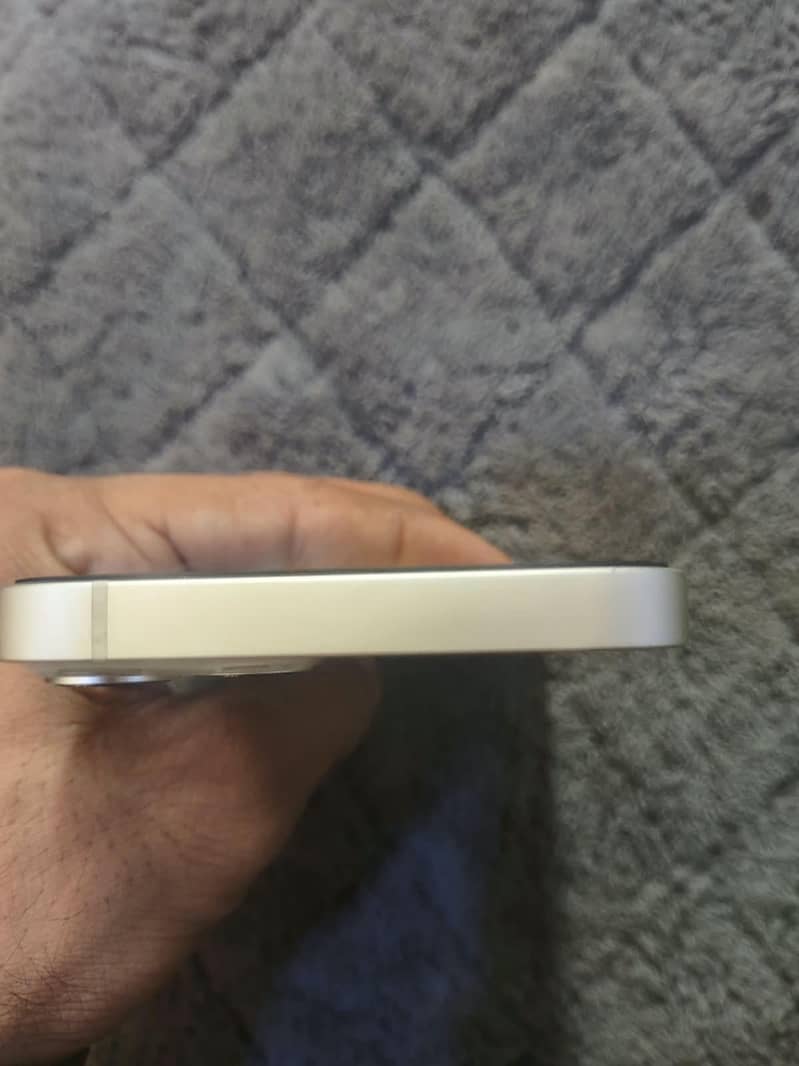 Apple iPhone 13 4
