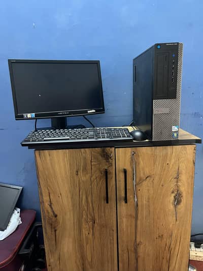 Dell optiplex 390 with LCD MOUSE,KEYBOARD 4GB ram  250gb hard drive