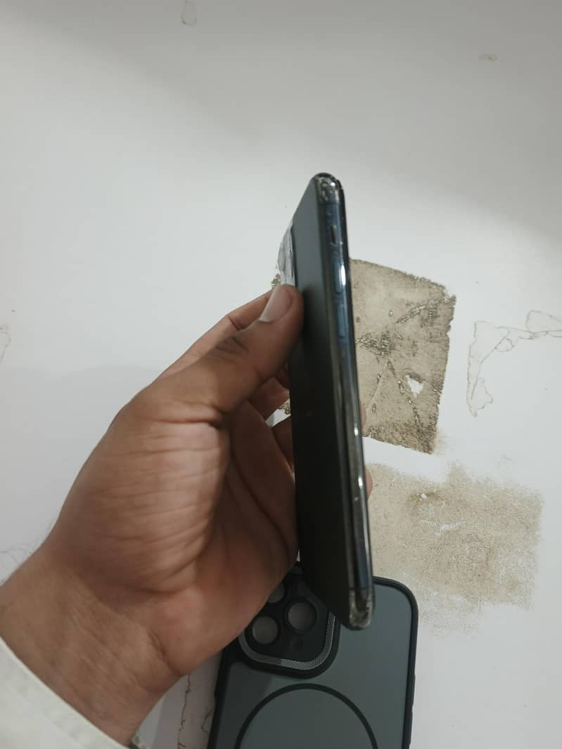 Apple iPhone 11 Pro 4