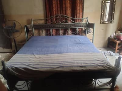 aesthic old fashioned bed