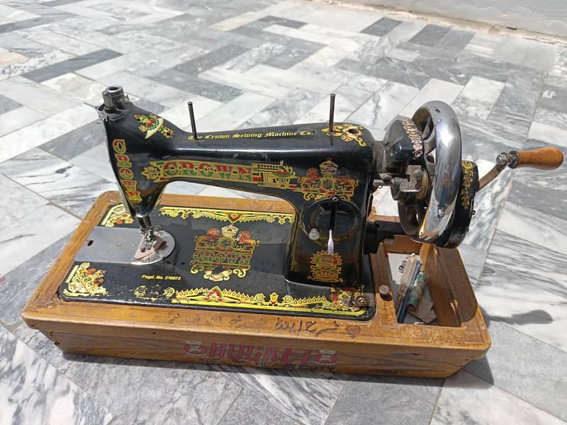 CROWN SEWING MACHINE 1