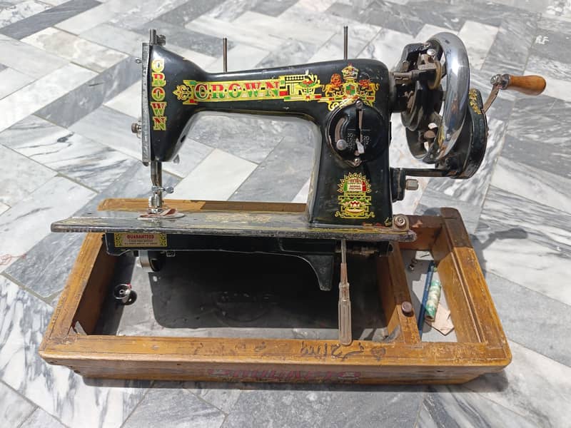 CROWN SEWING MACHINE 2