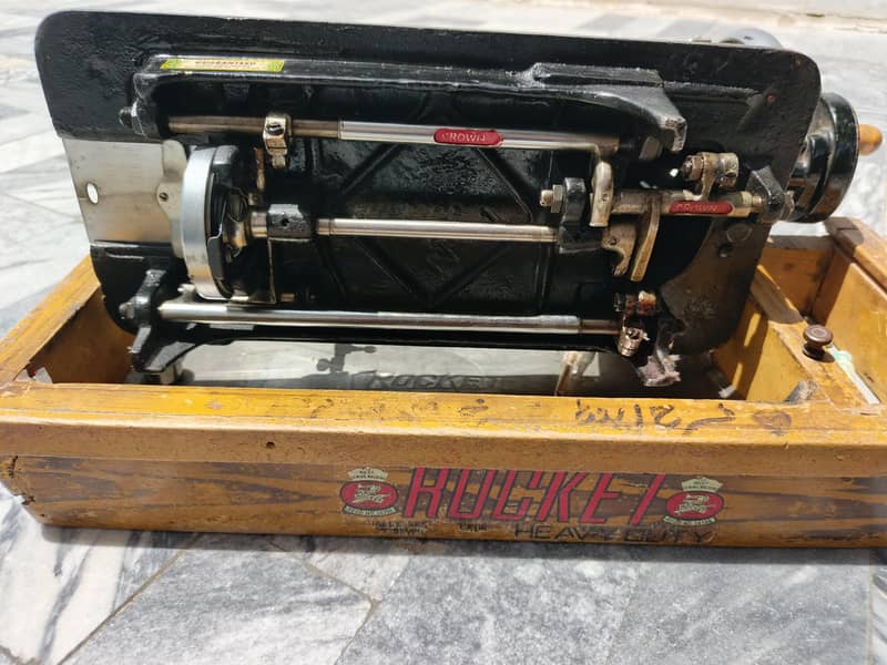CROWN SEWING MACHINE 4