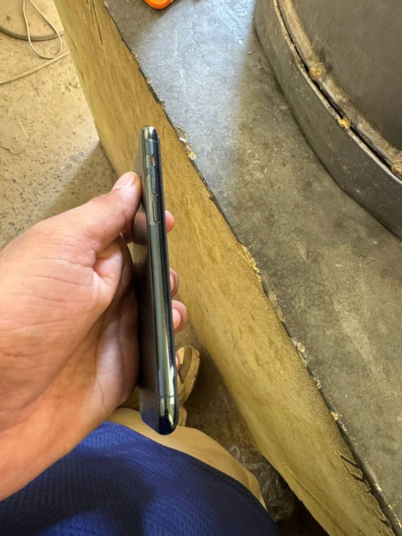 Apple iPhone 11 Pro 4