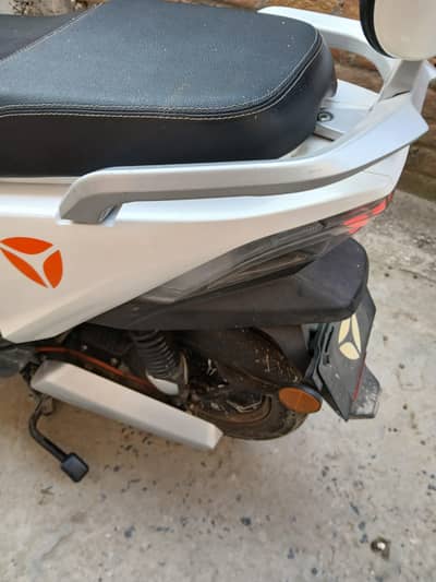 yadea t5 Elctiric bike 2024 model 2750 km running for sale