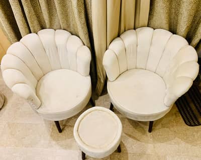 Skin Lounge Chairs with Matching Table Excellent Condition