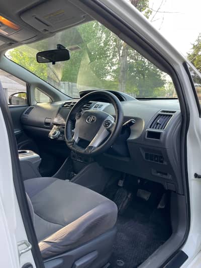 Toyota Prius Alpha 2014
