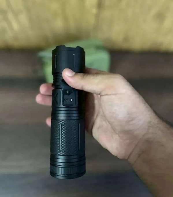 Multifunction Waterproof P90 RL-W409 Laser LED Tactical Flashlight with 1 km Range and 8800mAh Rechargeable Battery
