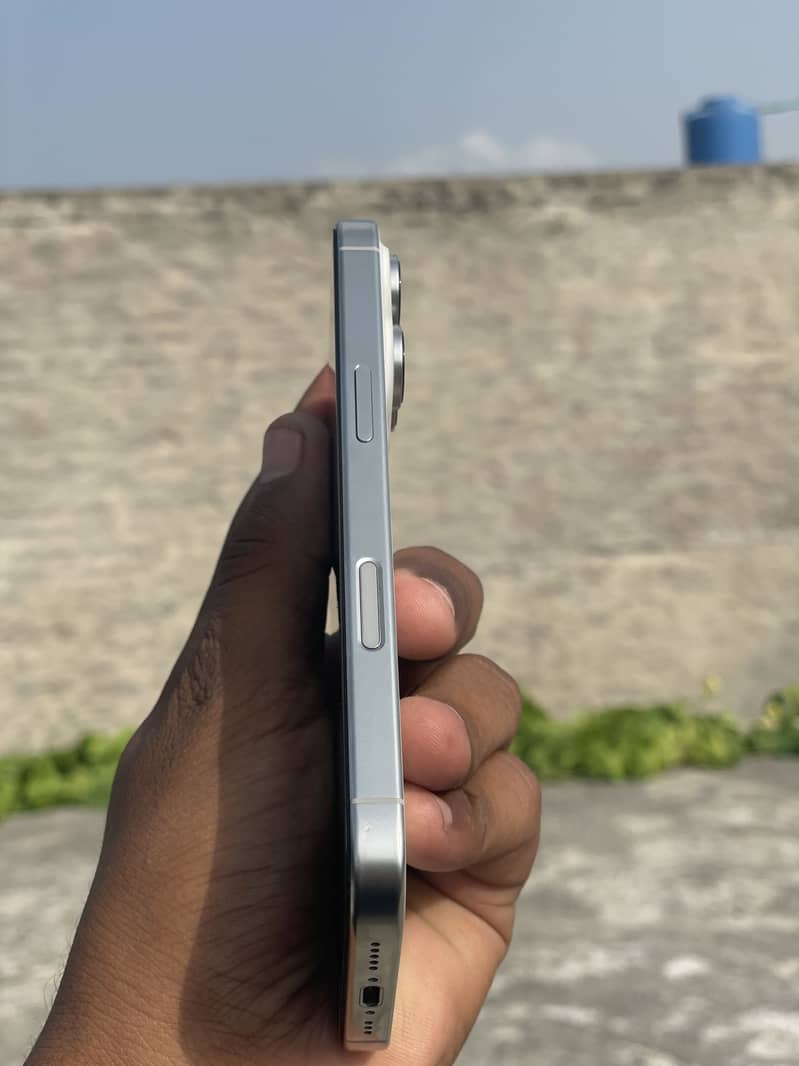 iPhone 16 pro 1