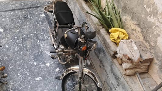 china ki bike ky number Laga hoa Hy enjine ok koi Kam nai Hy jis ko ca