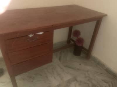 Clothes pressing table