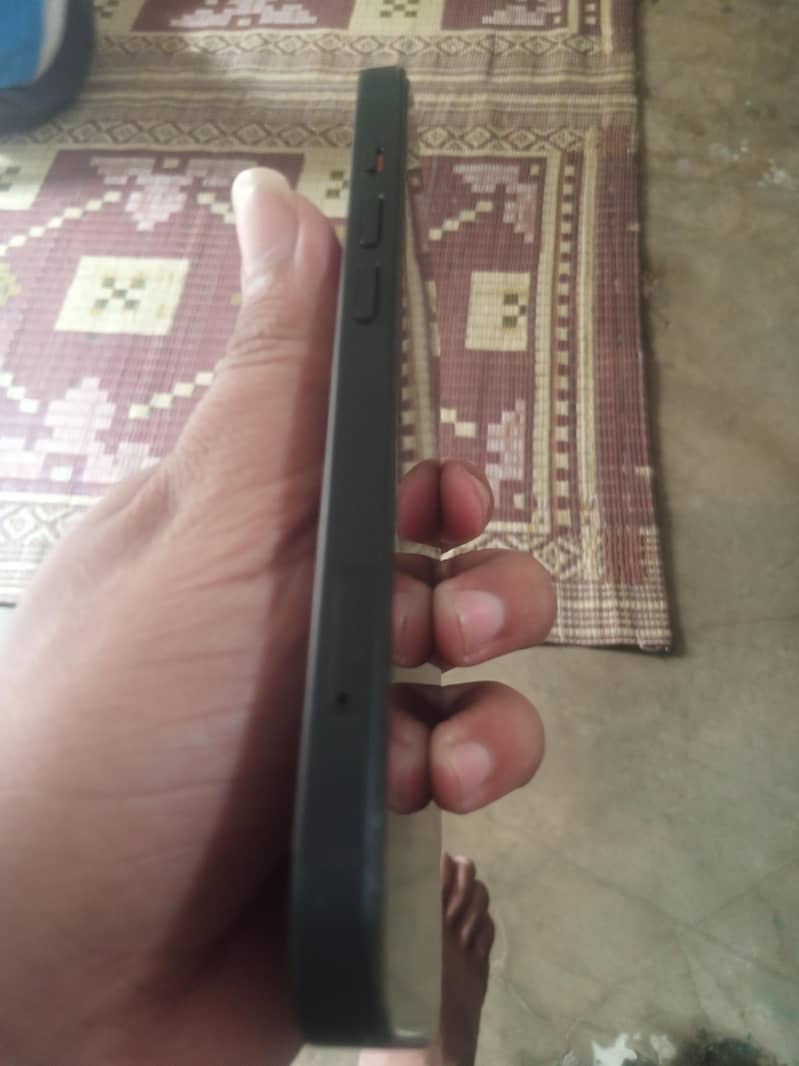 Apple iPhone 13 4