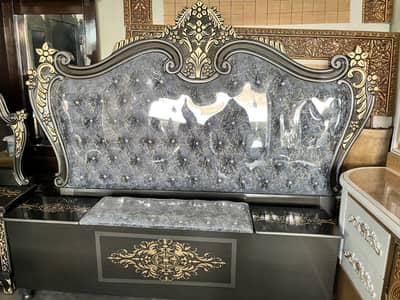 Bed set complete with two side tables and dressing