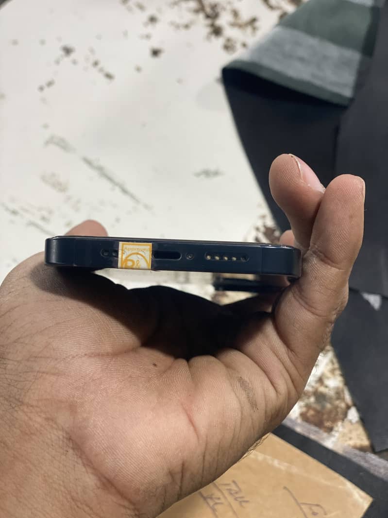 Apple iPhone 13 5