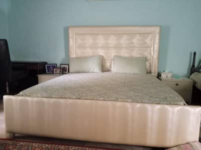 Leatherette poshish Off White king Bed