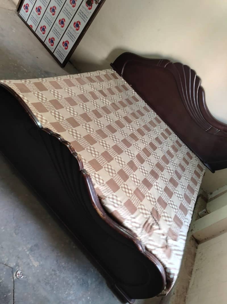 bed and side table and dreesing table 0