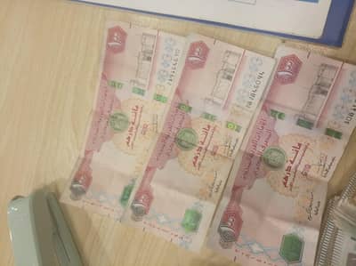 300 hundred dirhams 10 by 10 condition
