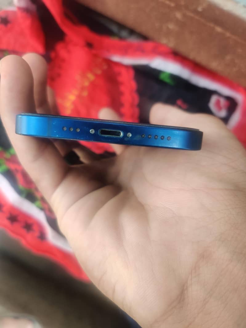 Apple iPhone 12 4