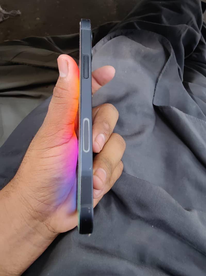 Apple iPhone 12 4