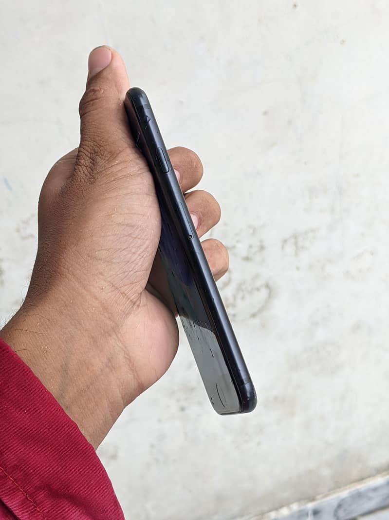 IPHONE SE 2 4