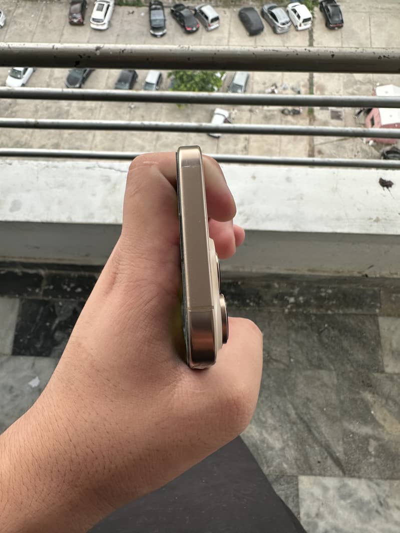 Apple iPhone 16 Pro Max 2