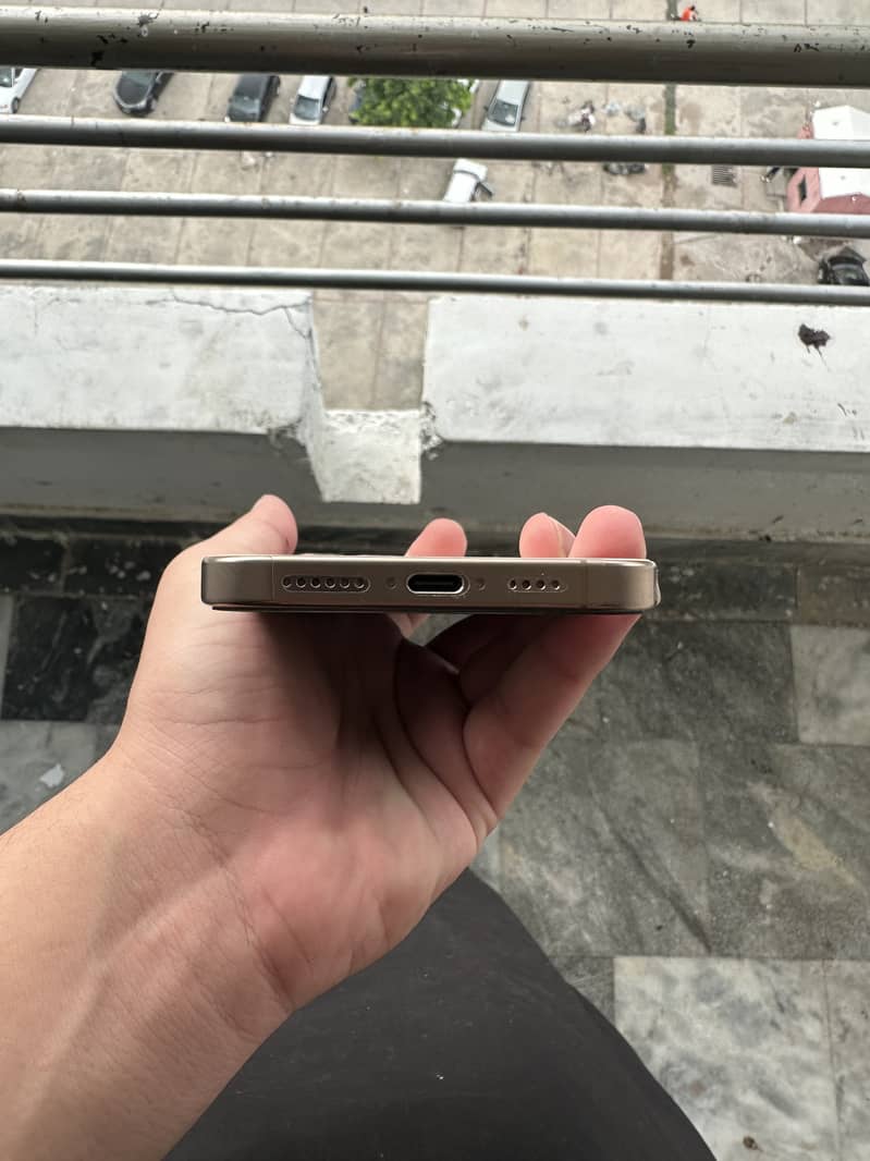 Apple iPhone 16 Pro Max 4