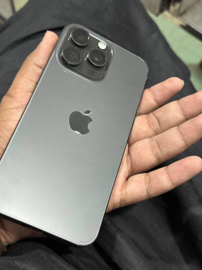 Apple iPhone 15 Pro Max 4