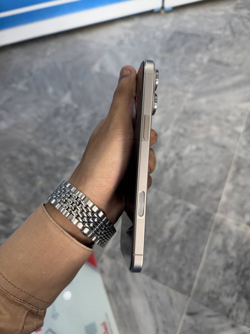 Apple iPhone 16 Pro Max 1