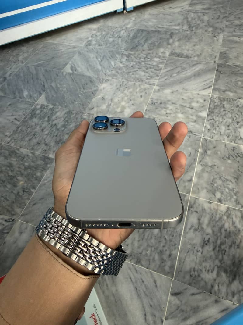 Apple iPhone 16 Pro Max 2