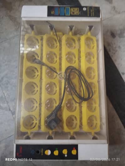 24 Eggs incubator excellent condition