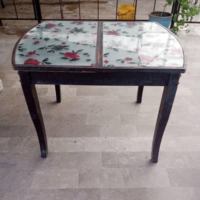 Dinning table,glass top,good condition