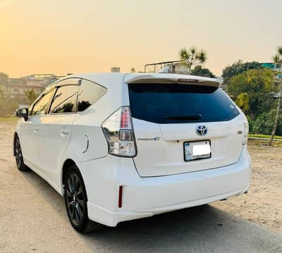 Toyota Prius Alpha 2013