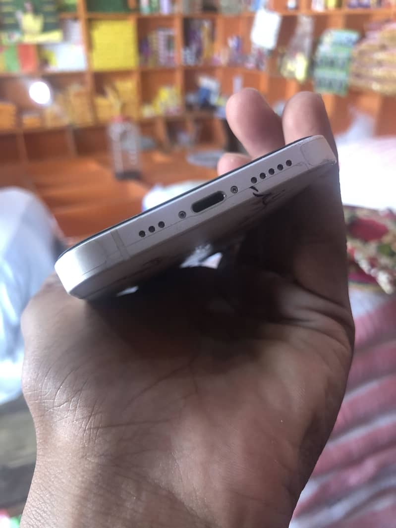 Apple iPhone 12 4