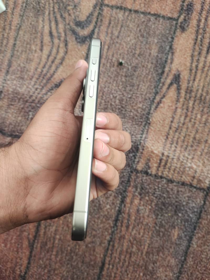 Apple iPhone 15 Pro Max 6