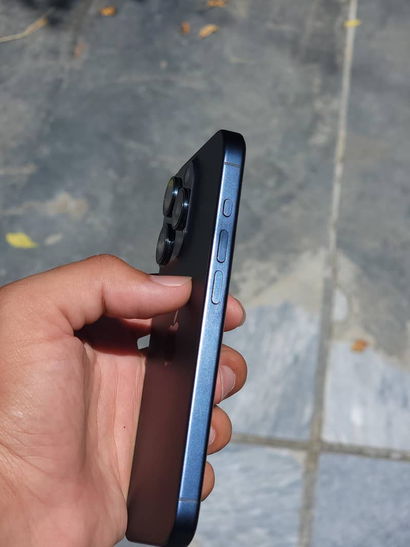 Apple iPhone 15 Pro 4