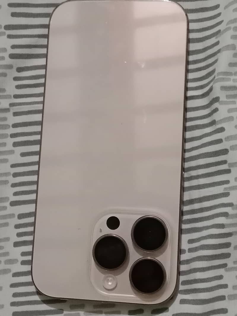 Apple iPhone 16 Pro 3