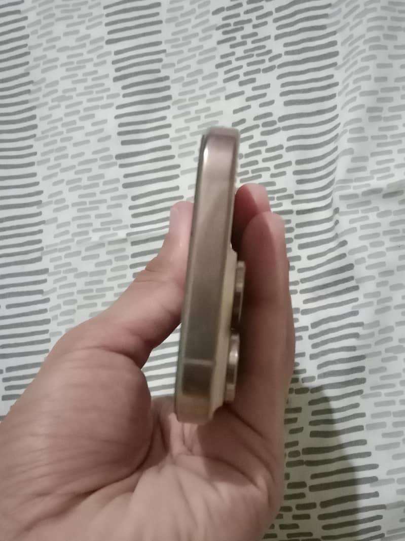 Apple iPhone 16 Pro 4