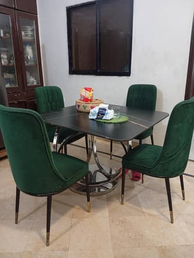 Brand New Dining table excellent condition marble top
