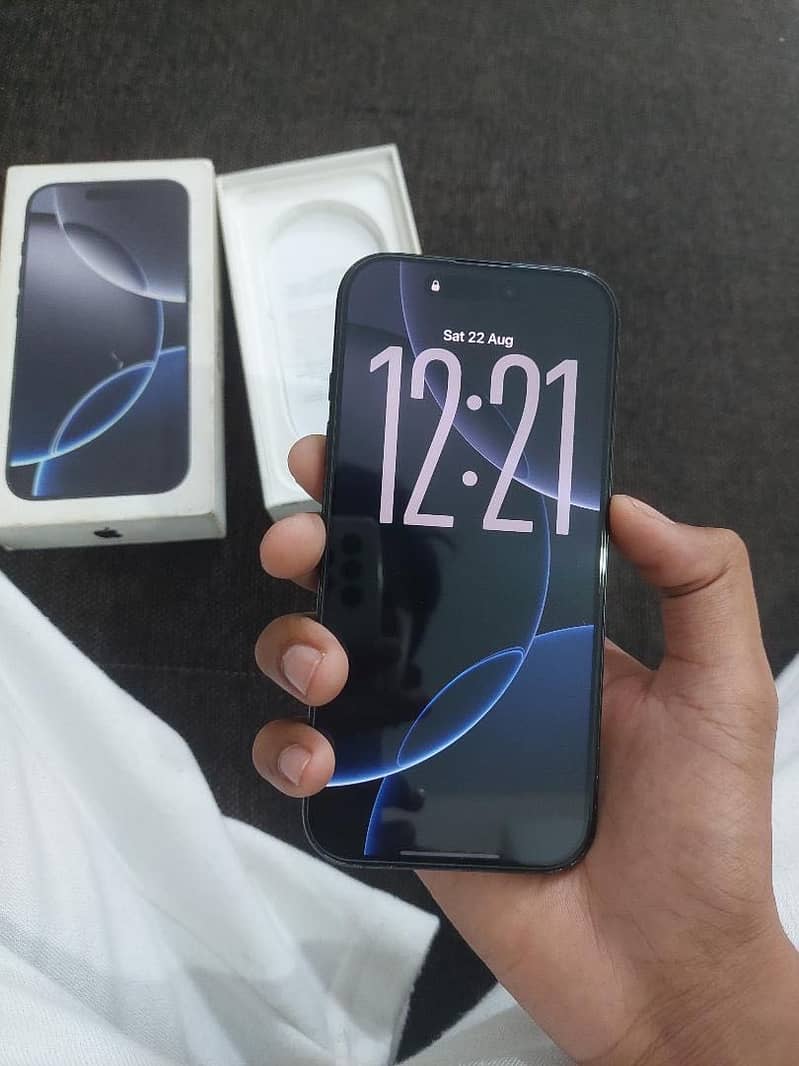 Apple iPhone 16 Pro 1