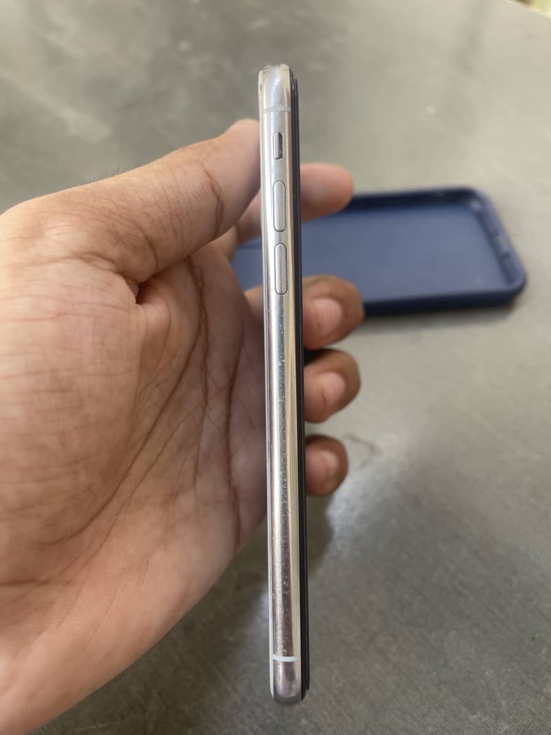 Apple iPhone X 4