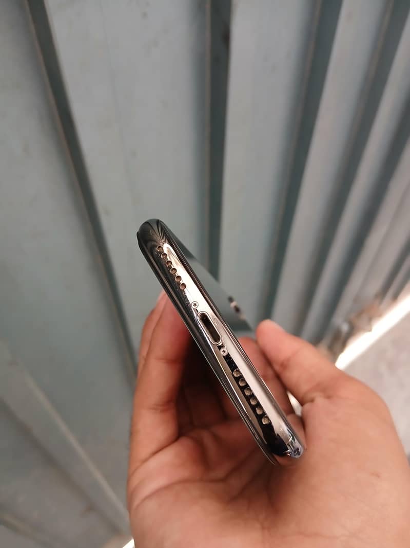 Apple iPhone X 4