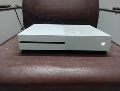 Xbox one s brand new only 1 mounth used, urgent sale