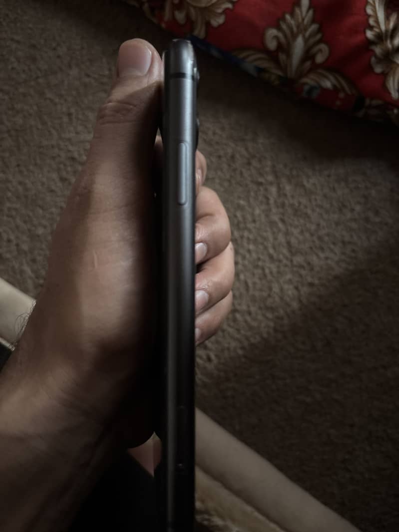 Apple iPhone 11 4