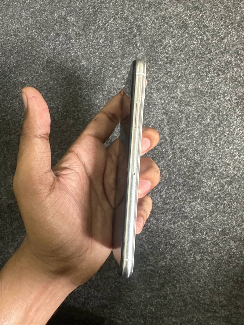 Apple iPhone X 4