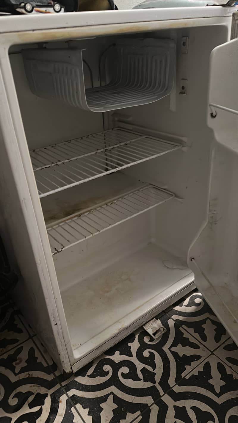 Room fridge 0