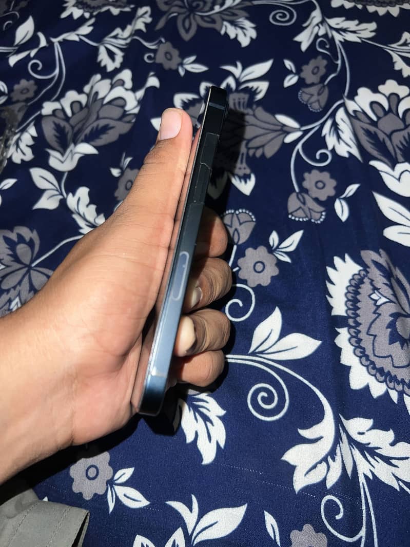 Apple iPhone 13 2