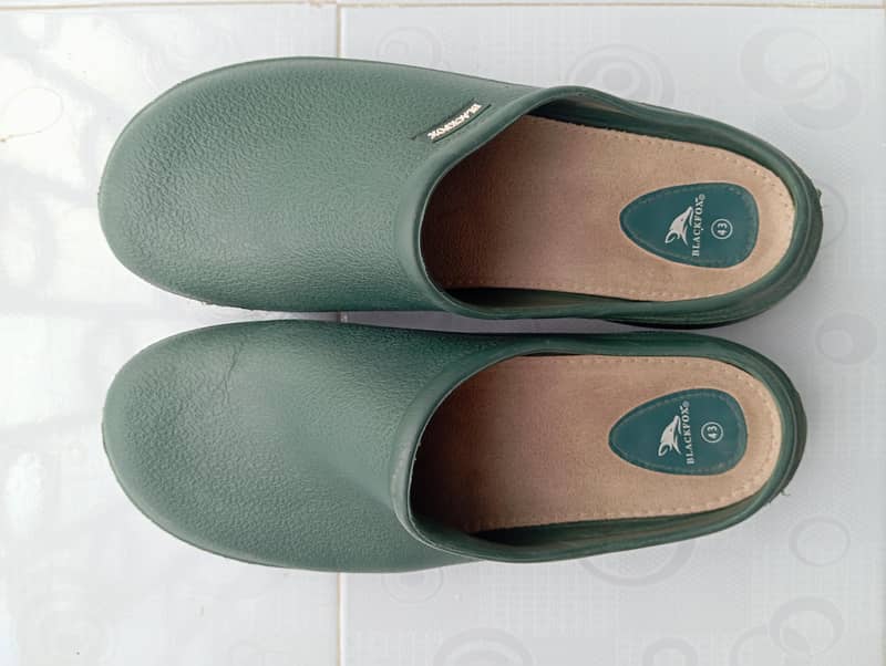 black fox clogs 4