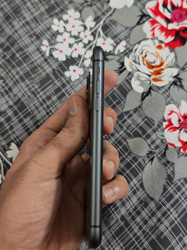 Apple iPhone 11 3