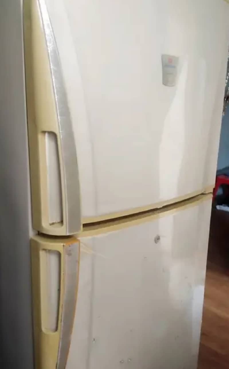 DAWLANCE FRIDGE 4